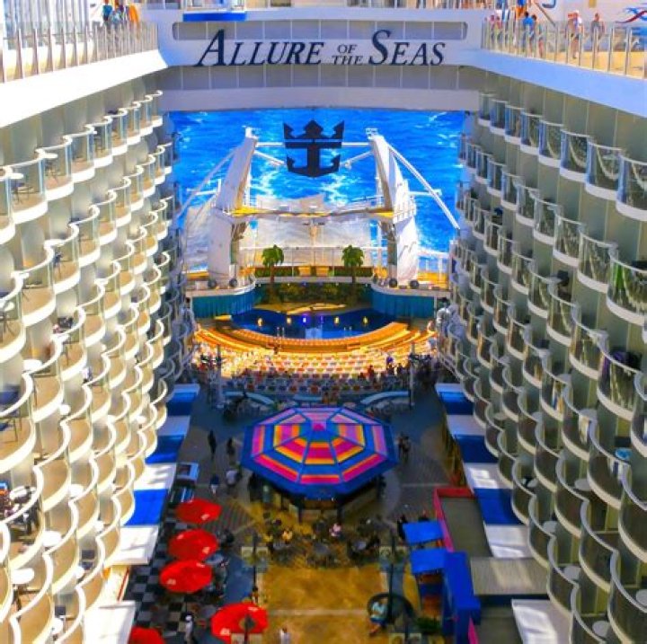 Discover the Allure of the Ainslee Divine Facial